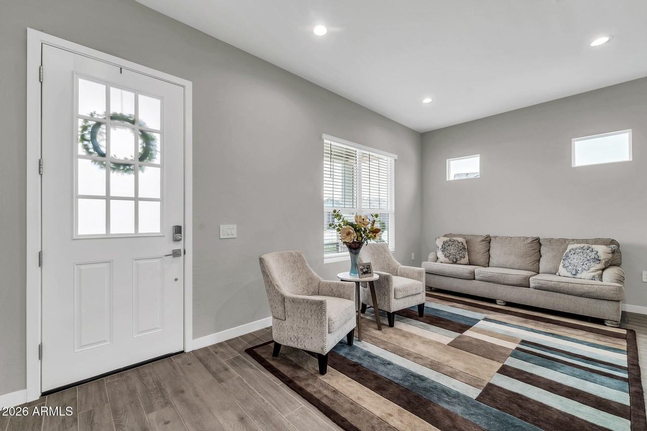 10518 W Albert Ln - Photo 4 of 38