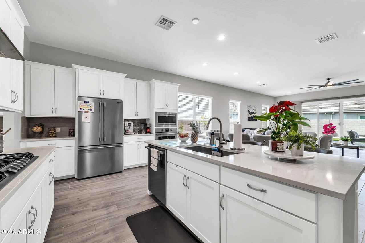 10518 W Albert Ln - Photo 7 of 38