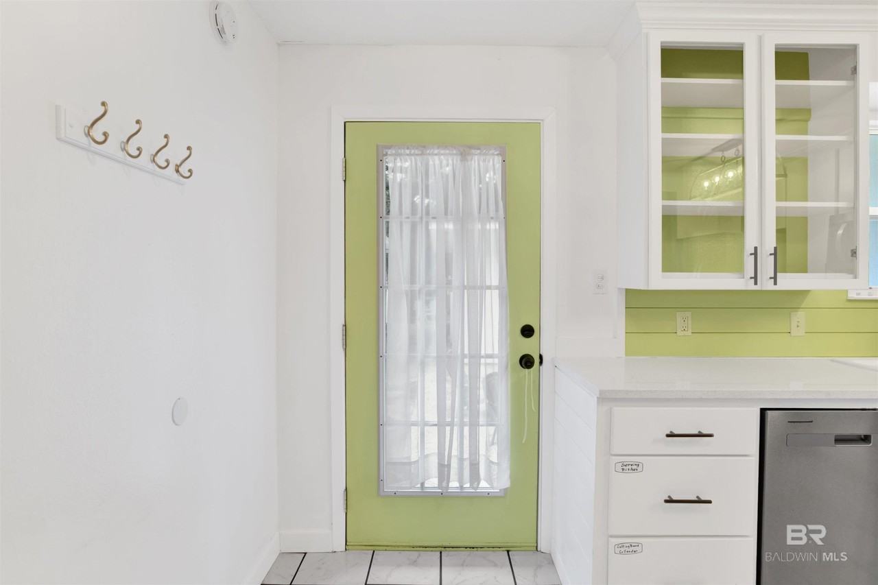 208 E 22nd Ave - Photo 5 of 25