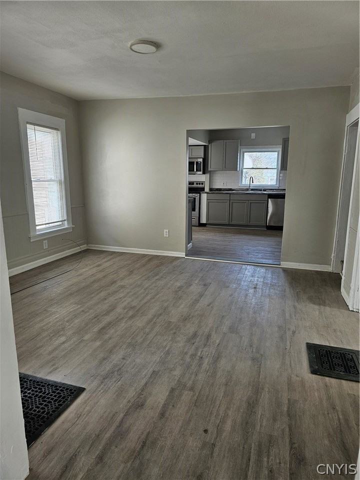 111 Abell Ave - Photo 4 of 17