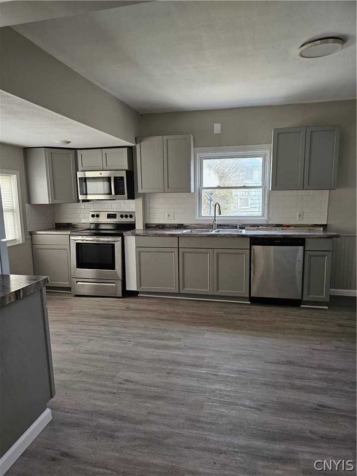 111 Abell Ave - Photo 5 of 17