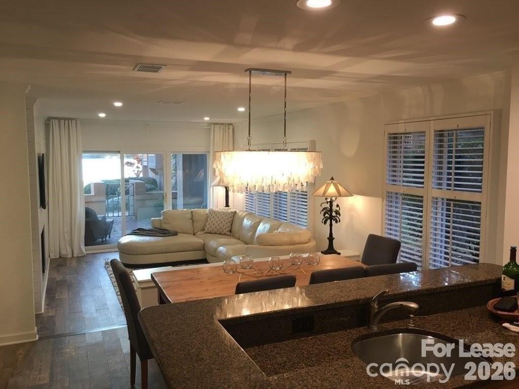 646 Portside Dr - Photo 5 of 48