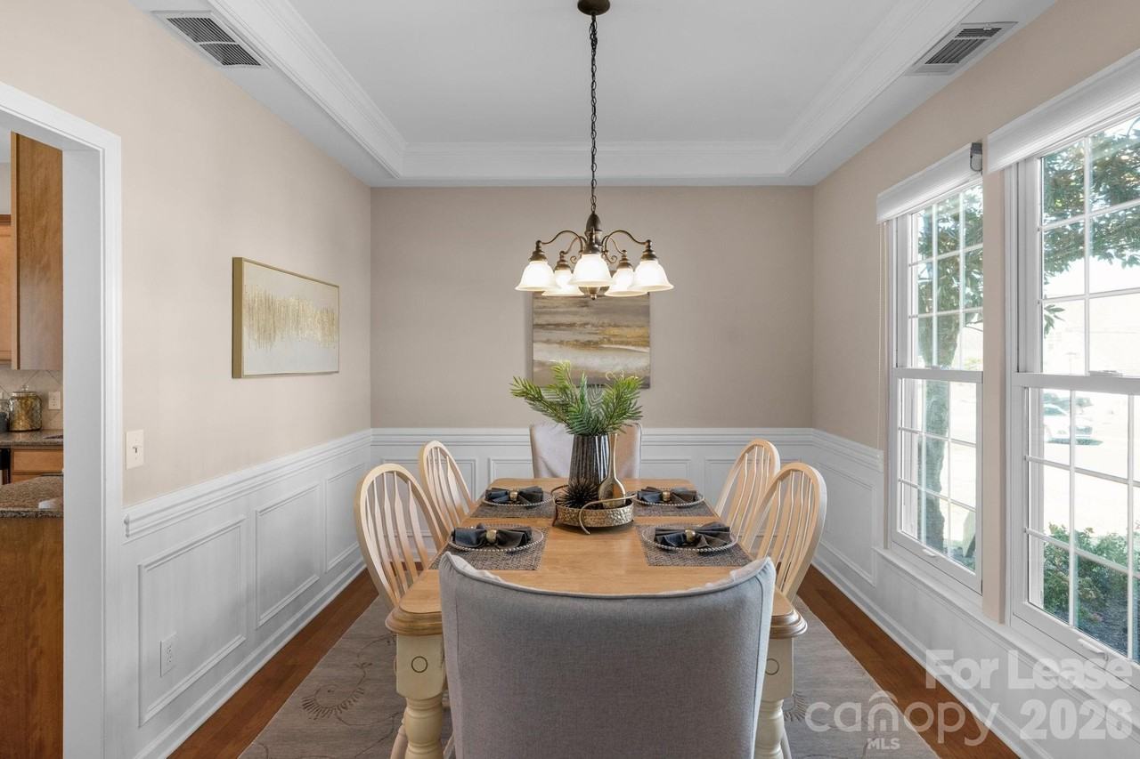 2076 Belair Dr - Photo 4 of 43