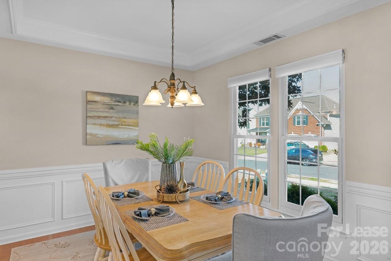 2076 Belair Dr - Photo 5 of 43