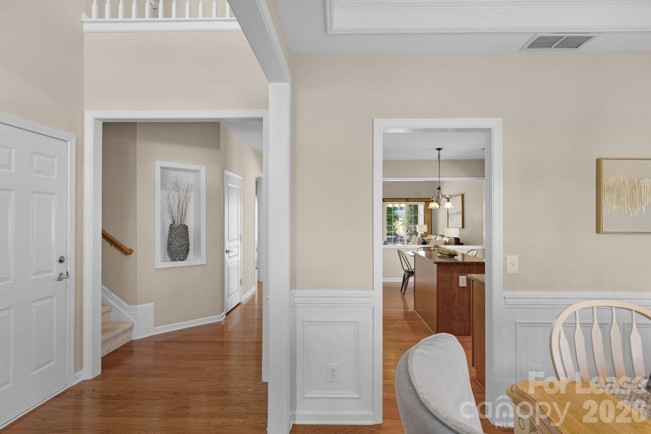 2076 Belair Dr - Photo 6 of 43