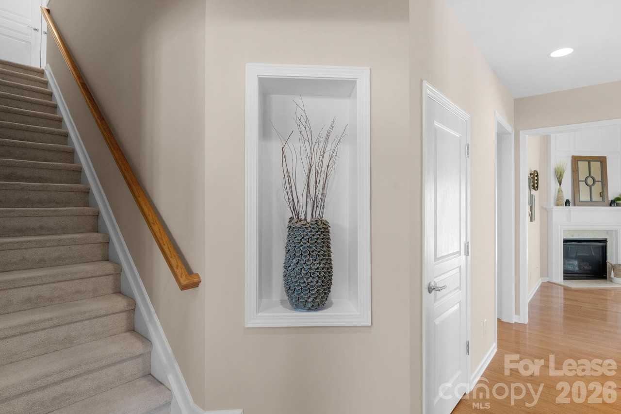 2076 Belair Dr - Photo 7 of 43