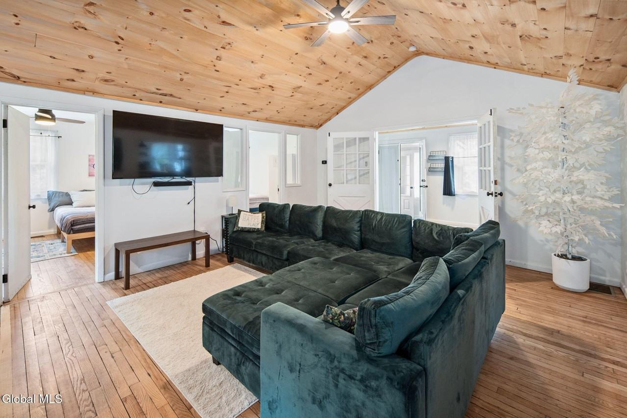 1136 Enid Rd - Photo 3 of 35