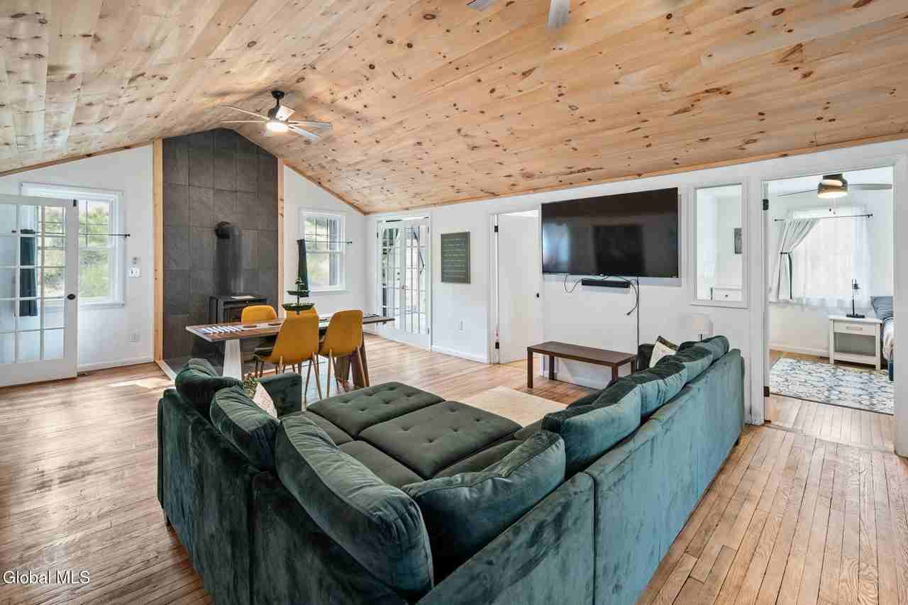 1136 Enid Rd - Photo 4 of 35