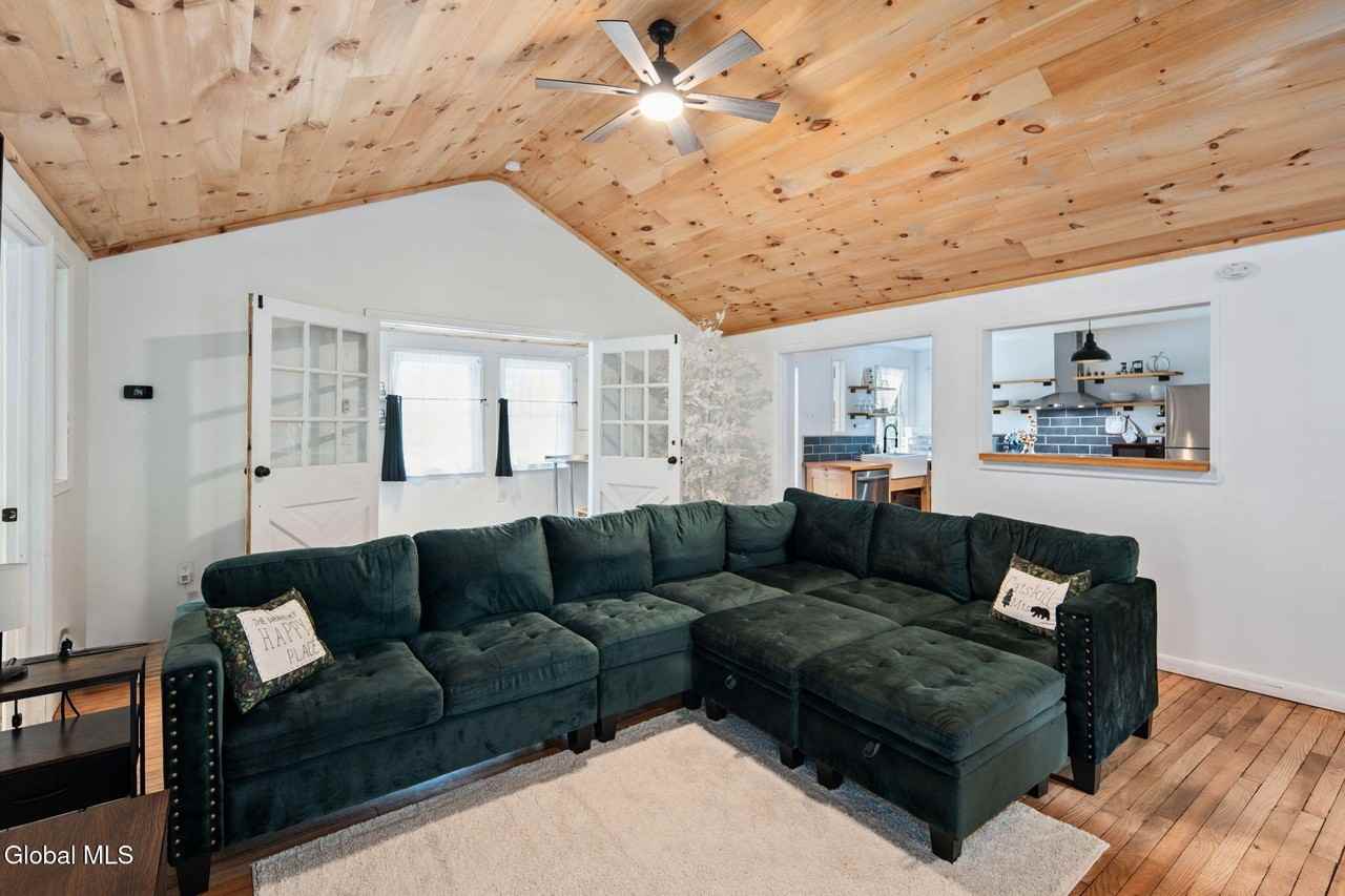 1136 Enid Rd - Photo 5 of 35