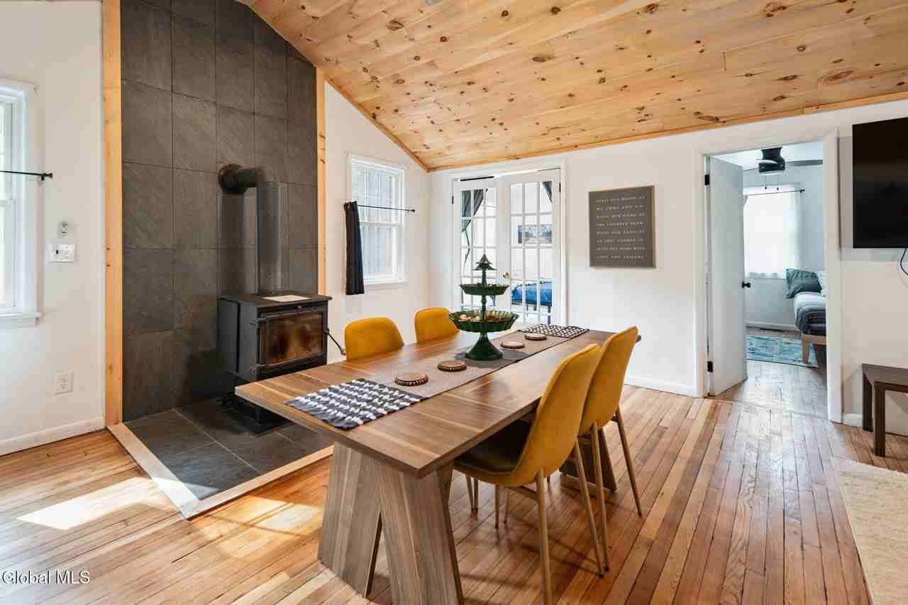 1136 Enid Rd - Photo 6 of 35