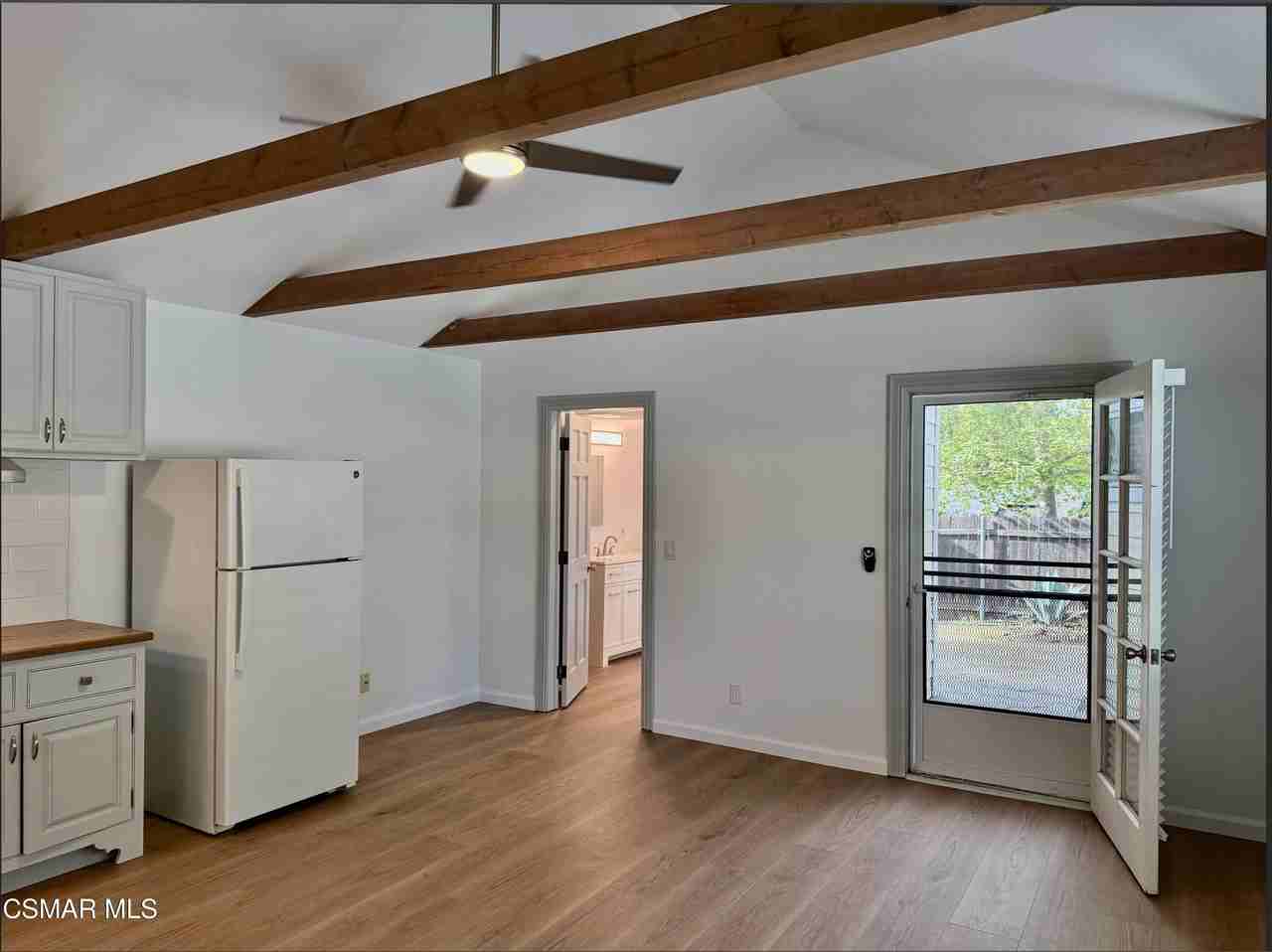 1391 E Hillcrest Dr Unit B - Photo 4 of 14