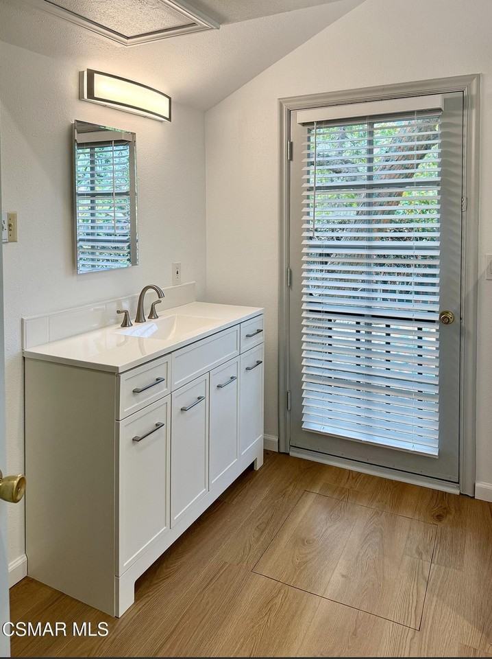 1391 E Hillcrest Dr Unit B - Photo 7 of 14