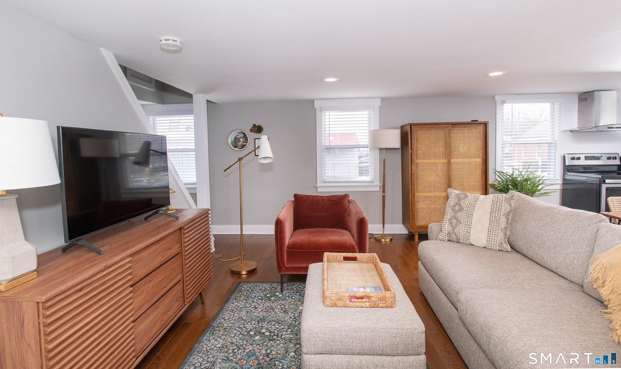 421 Main St - Photo 4 of 14