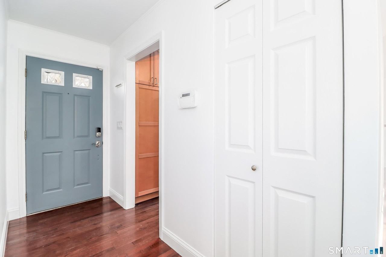 8 Stonecrop Rd - Photo 5 of 34