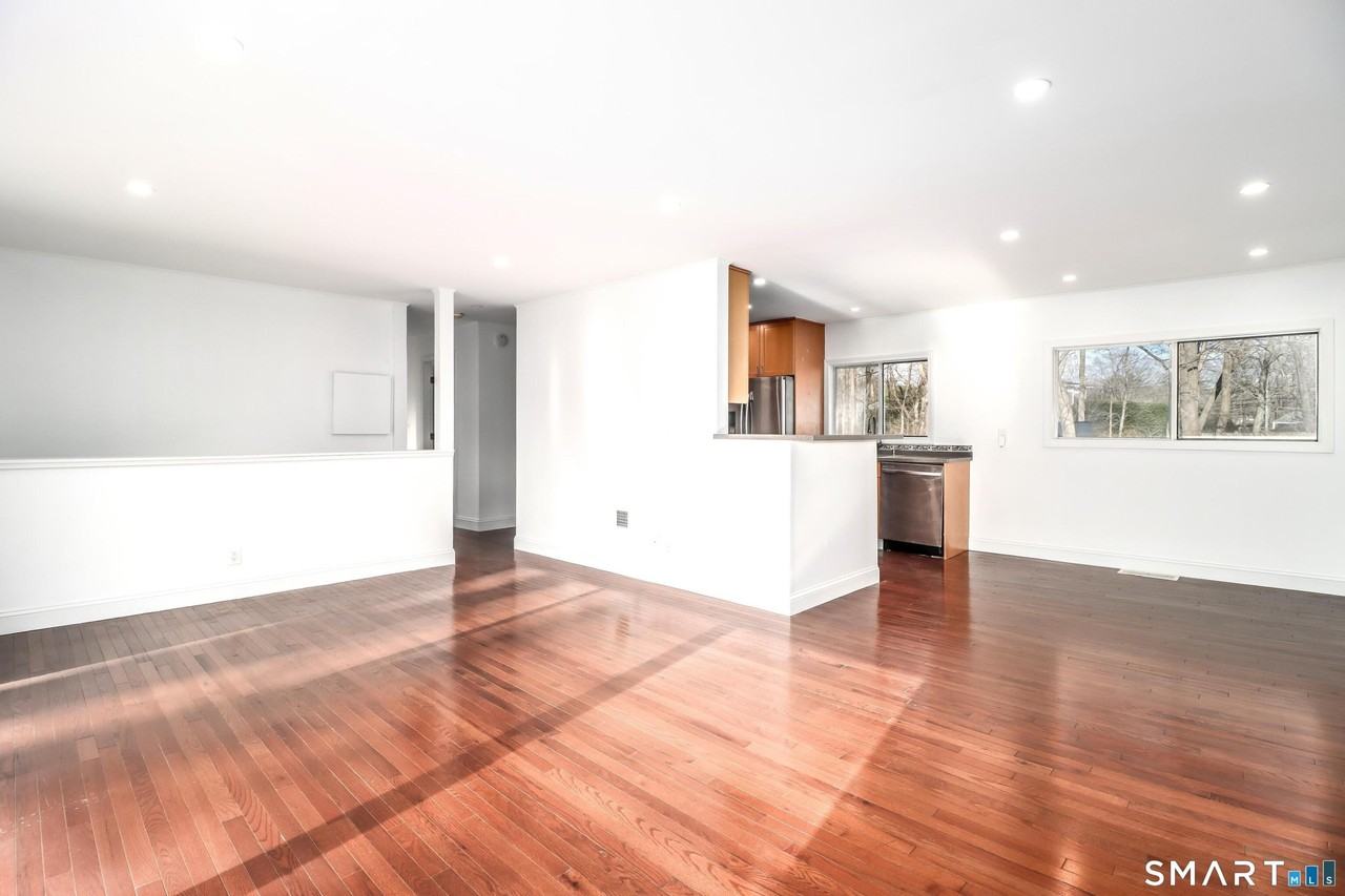 8 Stonecrop Rd - Photo 6 of 34