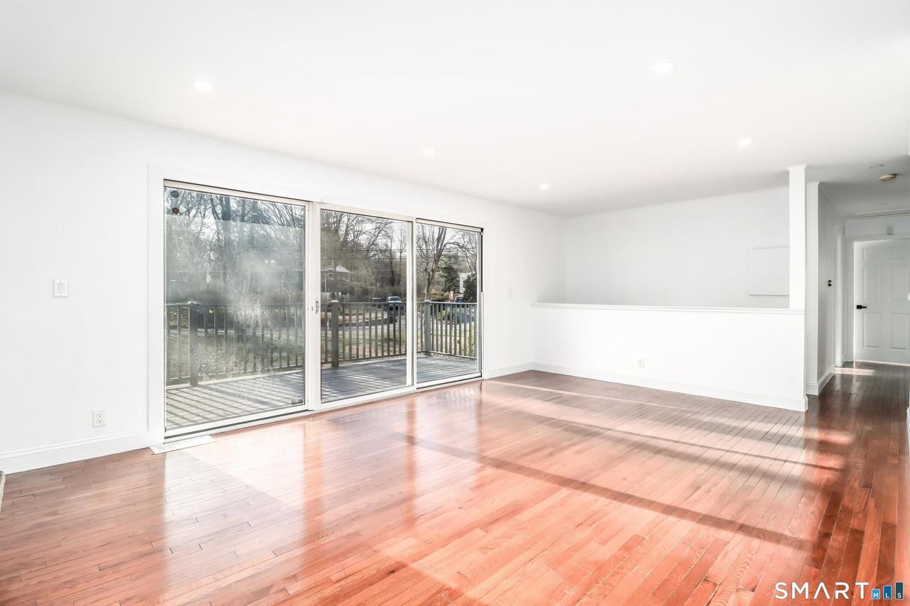 8 Stonecrop Rd - Photo 7 of 34