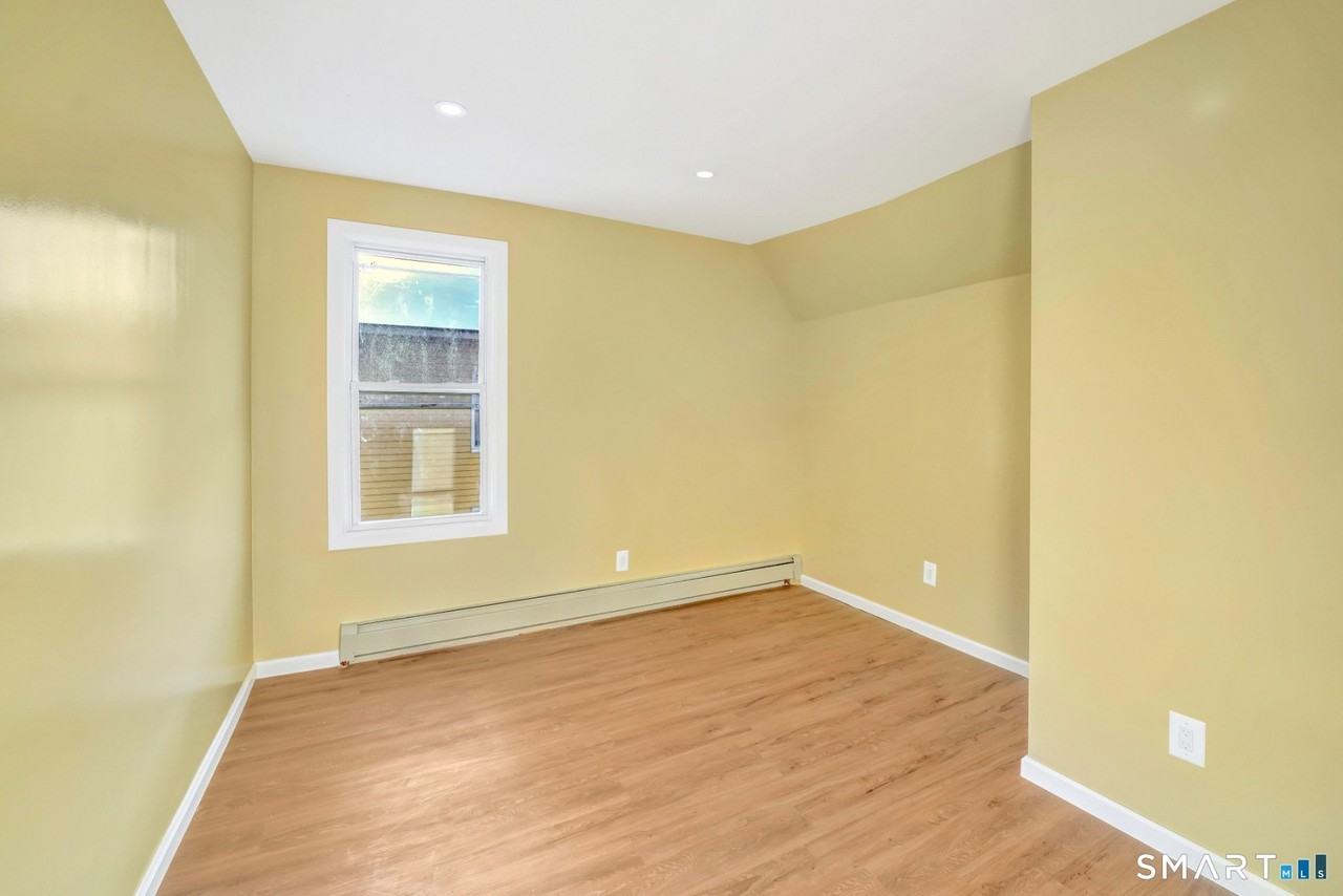 27 Walnut Ave 3rd Fl - Photo 4 of 9