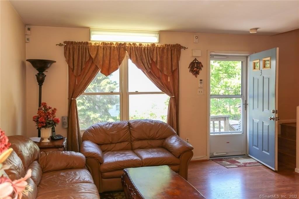 431 Glenbrook Rd Apt 3 - Photo 2 of 33