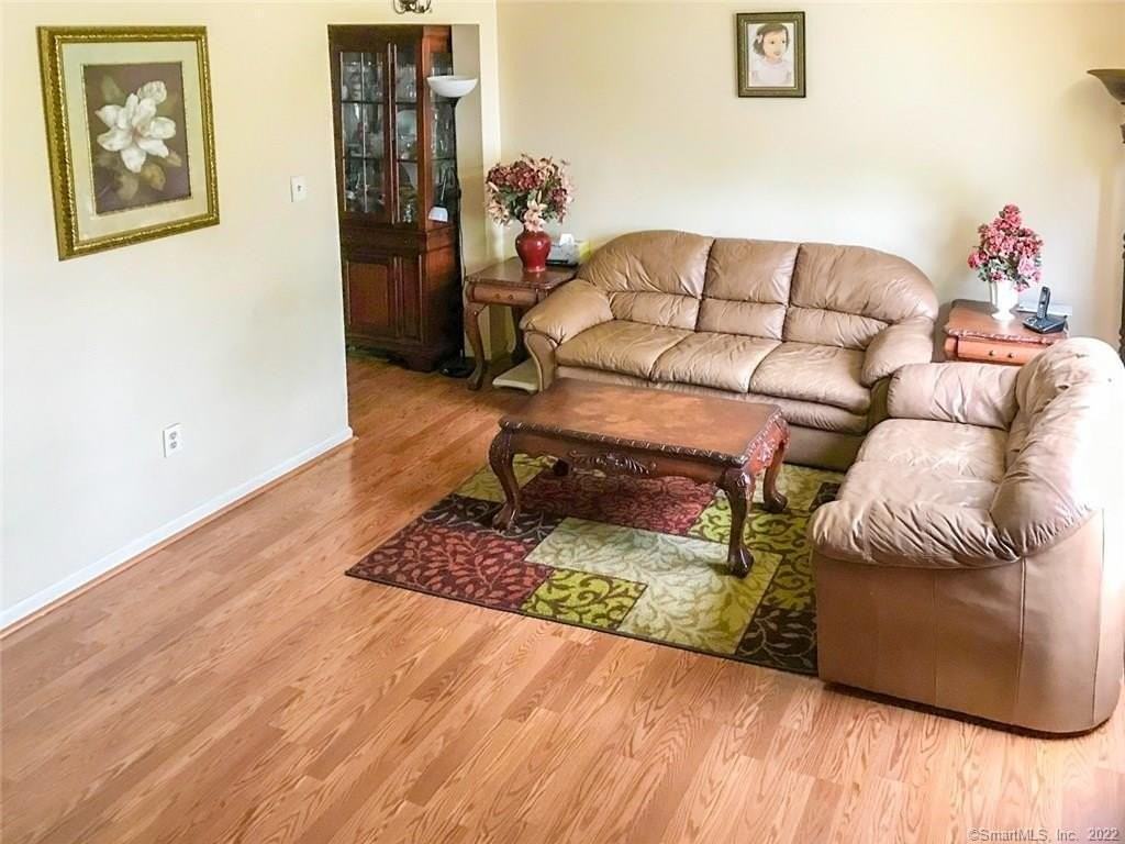 431 Glenbrook Rd Apt 3 - Photo 4 of 33