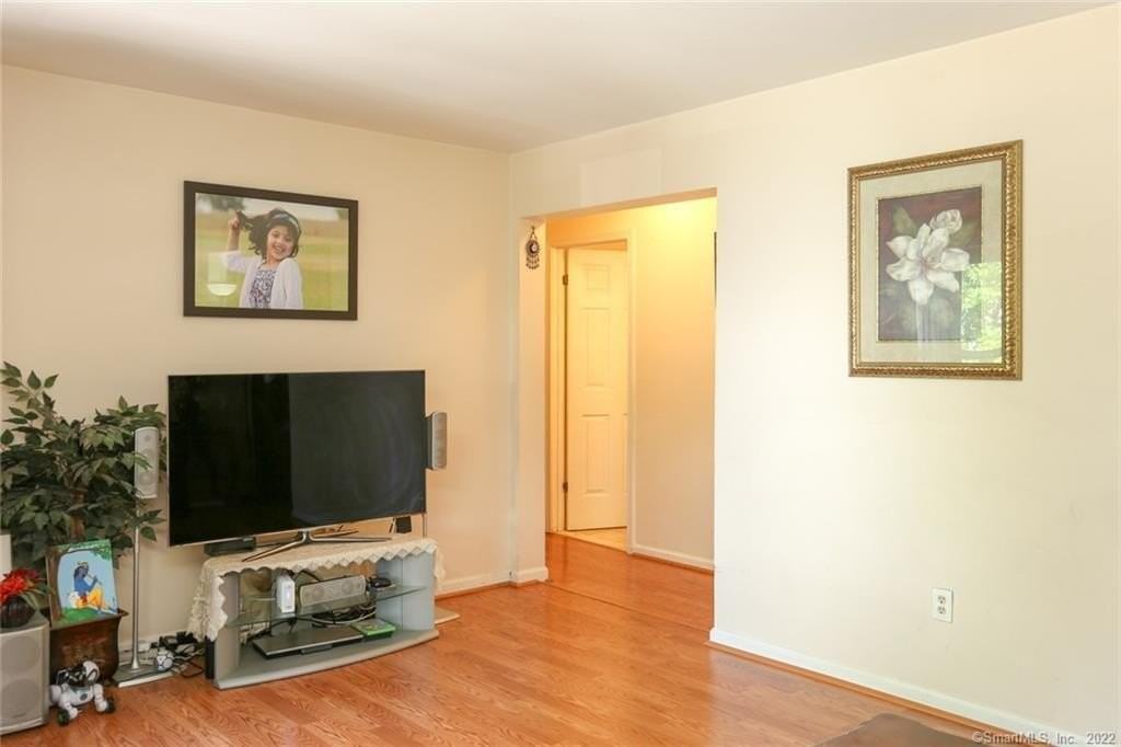 431 Glenbrook Rd Apt 3 - Photo 7 of 33