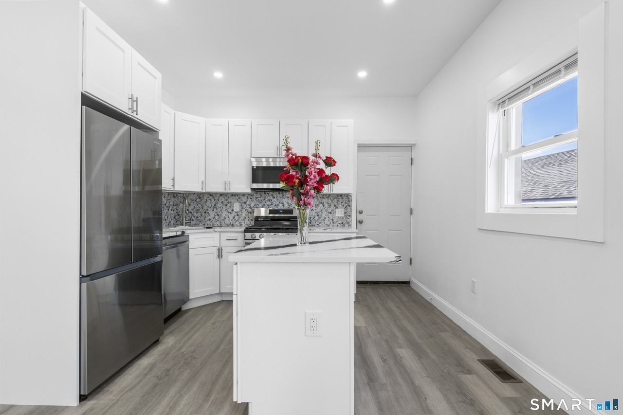 93 Spring St - Photo 5 of 11