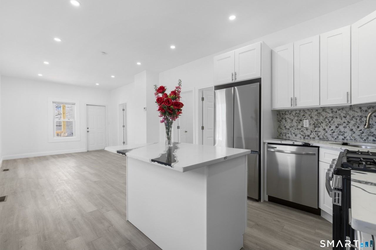 93 Spring St - Photo 6 of 11