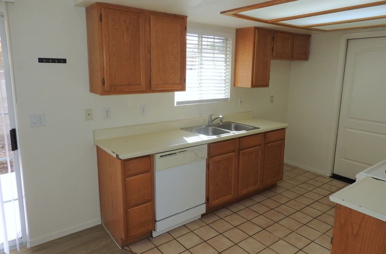 1925 Motor Ave - Photo 7 of 25