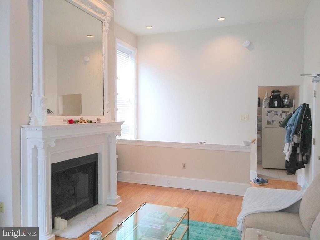 2043 Mount Vernon St #1F - Photo 3 of 14