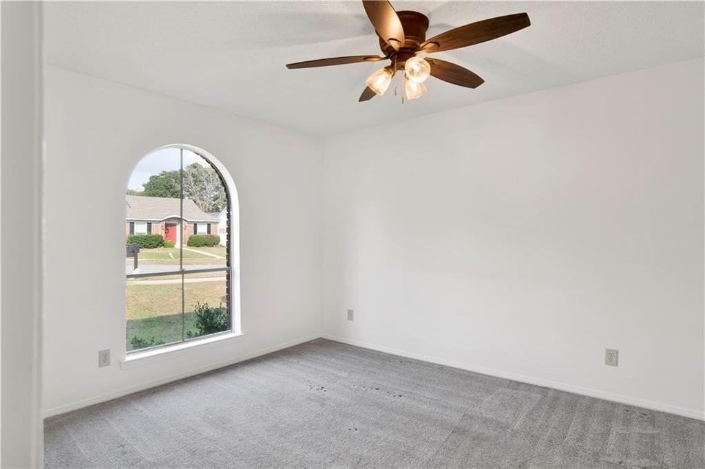 6071 Highland Cir N - Photo 4 of 26