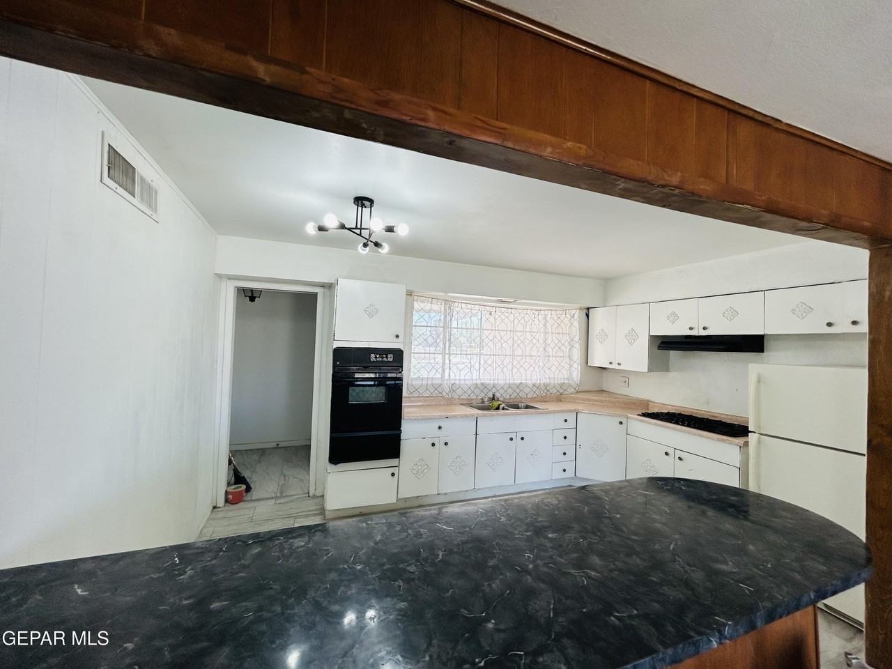 521 S Balboa Rd - Photo 4 of 22