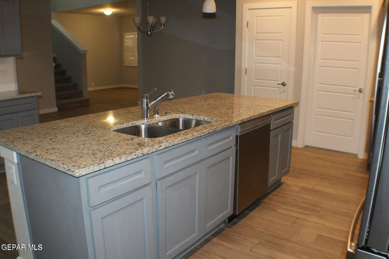 940 Abe Goldberg Dr - Photo 7 of 47