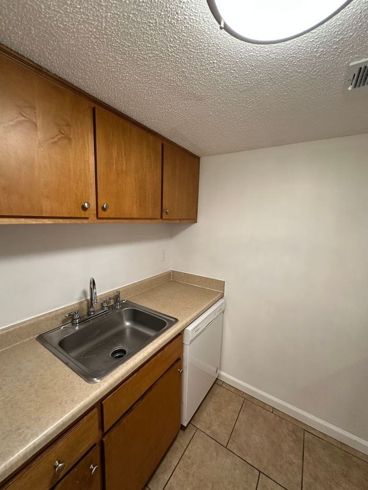 635 Patterson St #2 - Photo 4 of 15