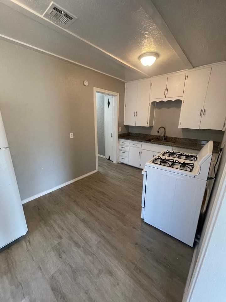 1129 Arkansas St - Photo 3 of 8