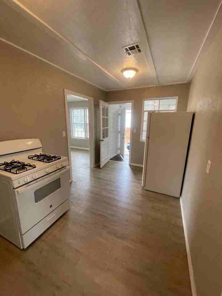 1129 Arkansas St - Photo 4 of 8