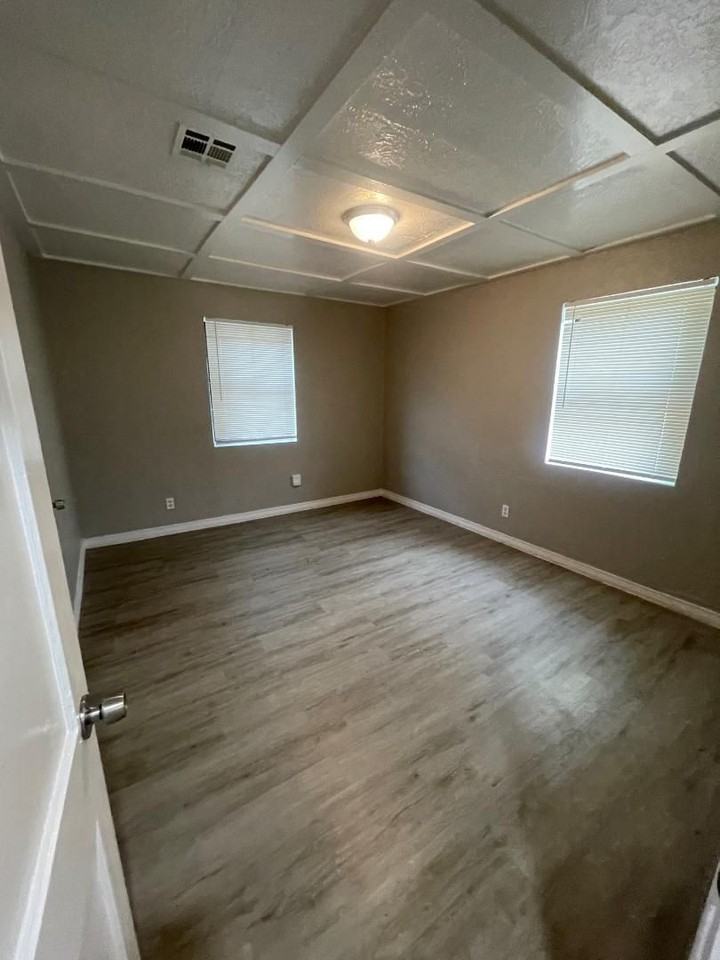 1129 Arkansas St - Photo 7 of 8