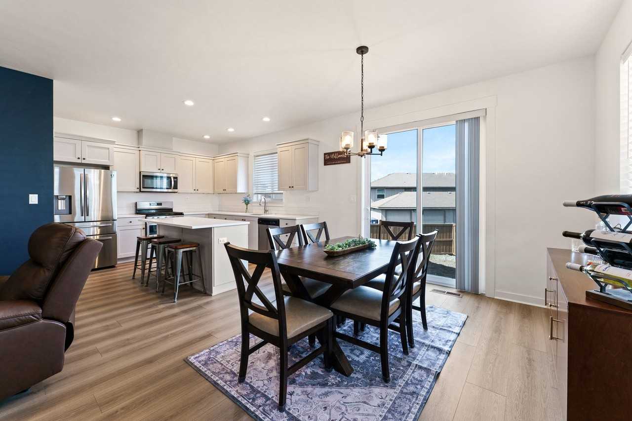 2052 Ne Ancestry Ct - Photo 7 of 21