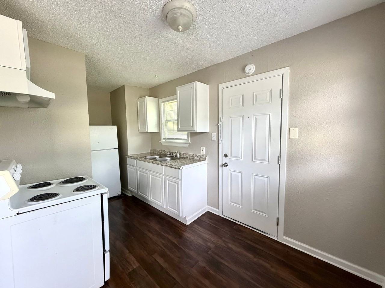 6365 Hollis Ave - Photo 4 of 7