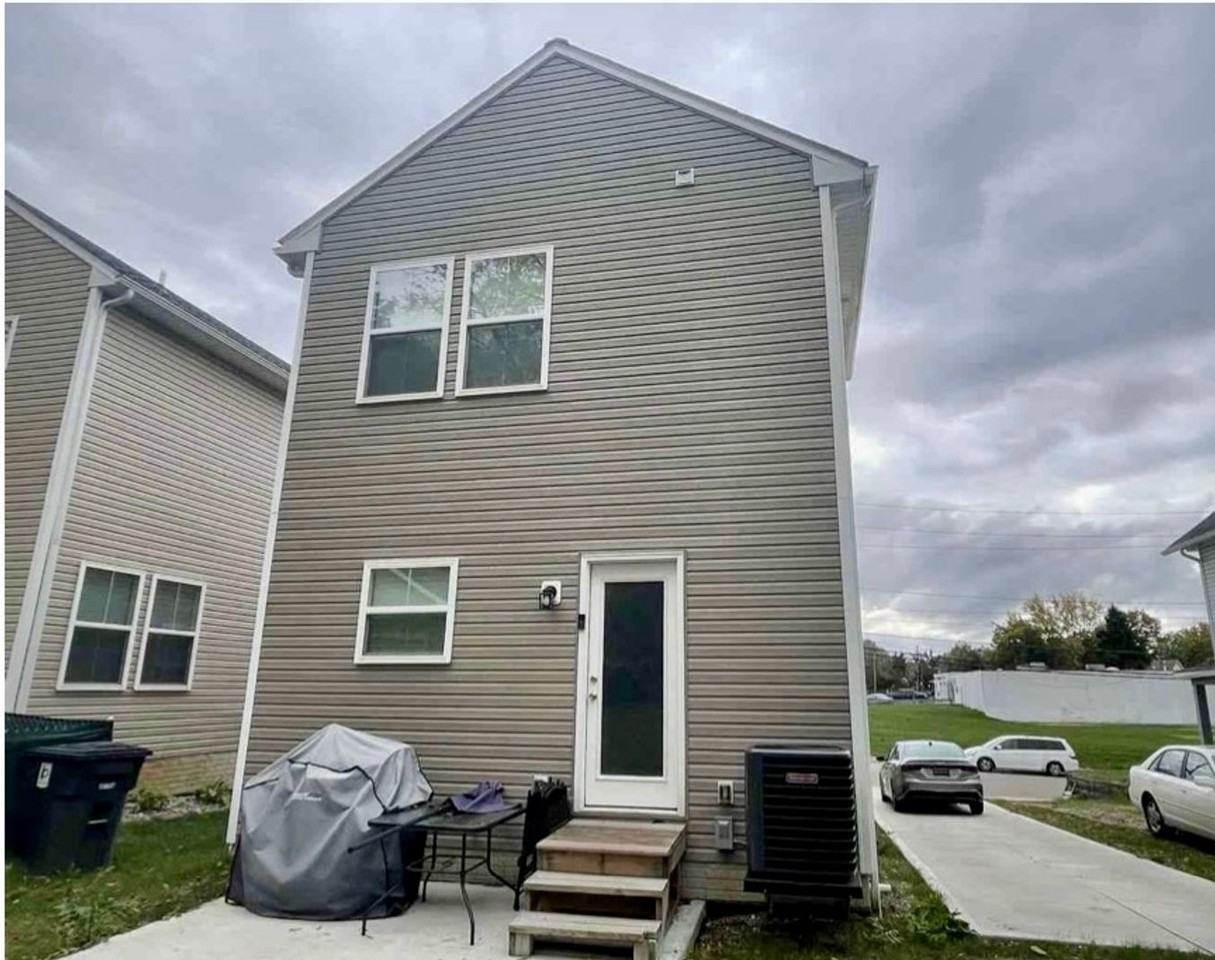 414 Douglas St - Photo 7 of 8