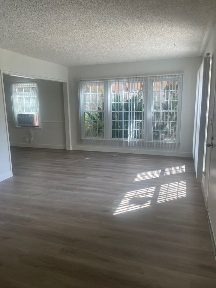 15509-15513 Victory Blvd - Photo 2 of 23