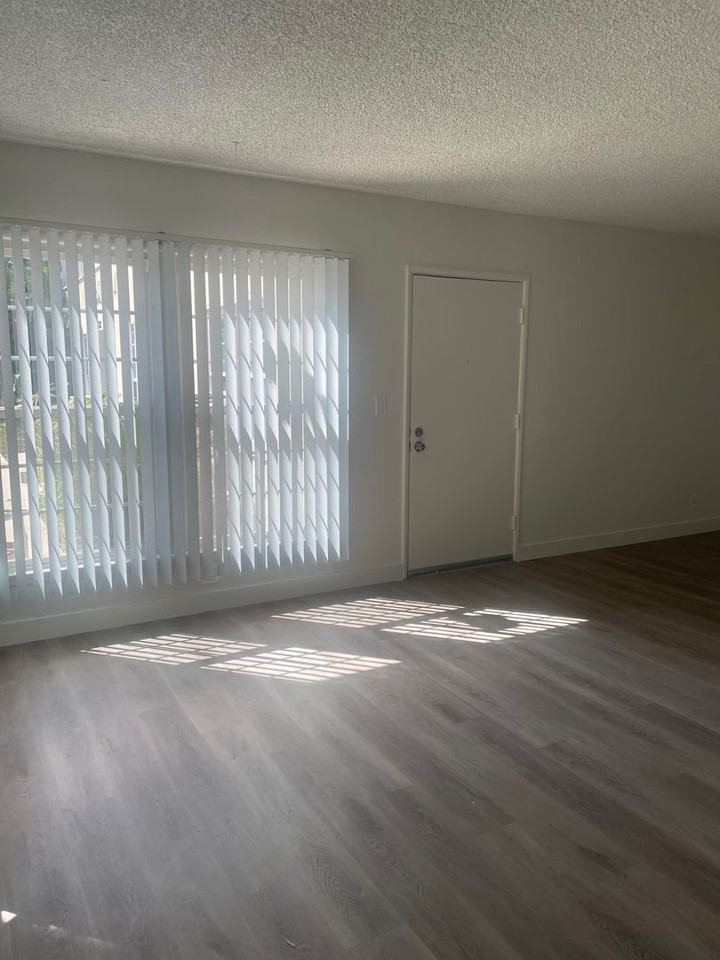 15509-15513 Victory Blvd - Photo 3 of 23