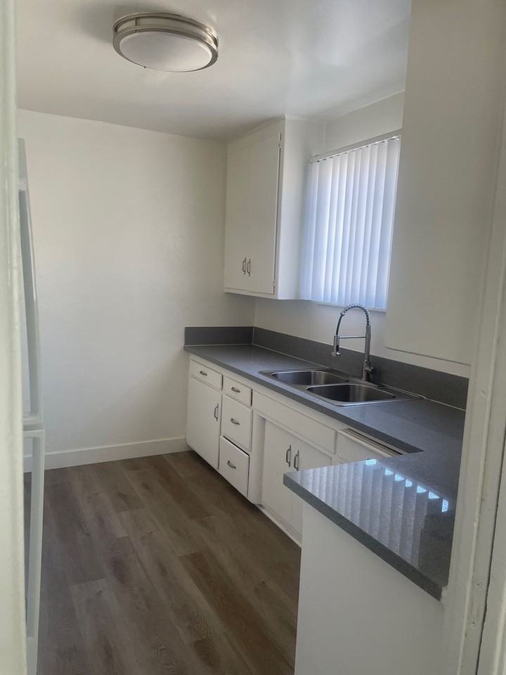 15509-15513 Victory Blvd - Photo 5 of 23