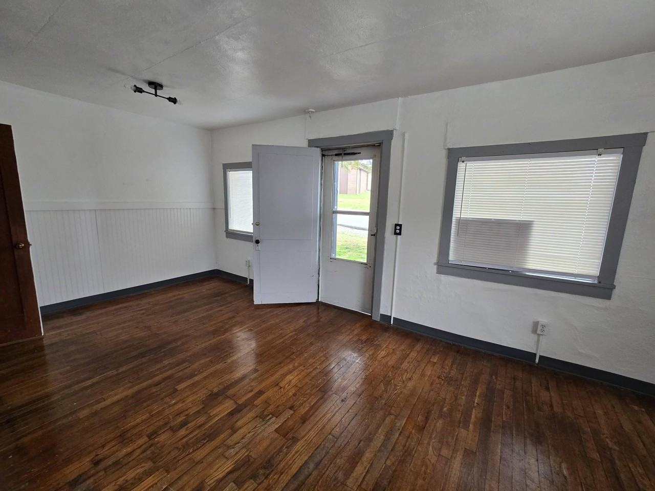 313 Shadowrock Dr - Photo 4 of 10