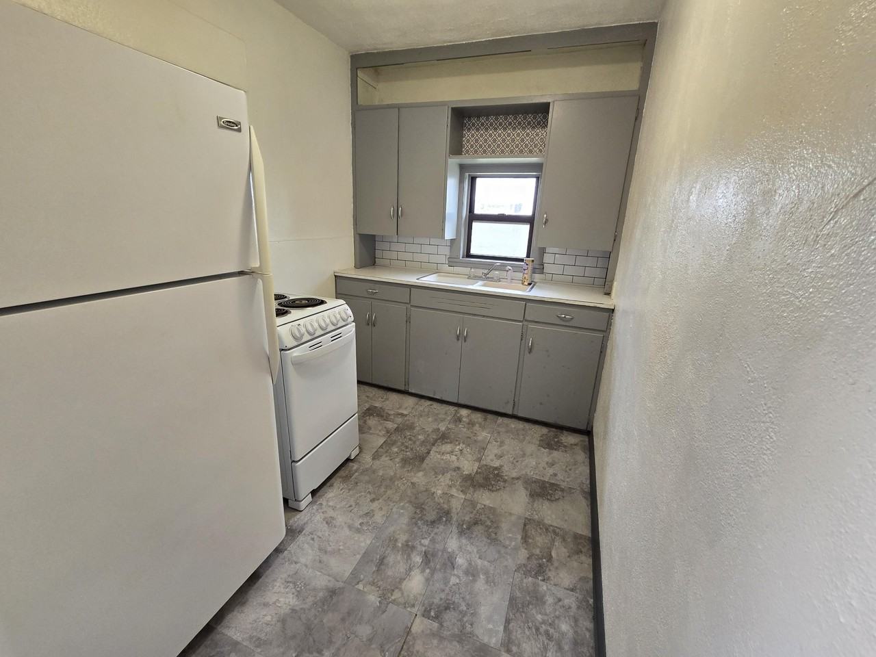 313 Shadowrock Dr - Photo 5 of 10