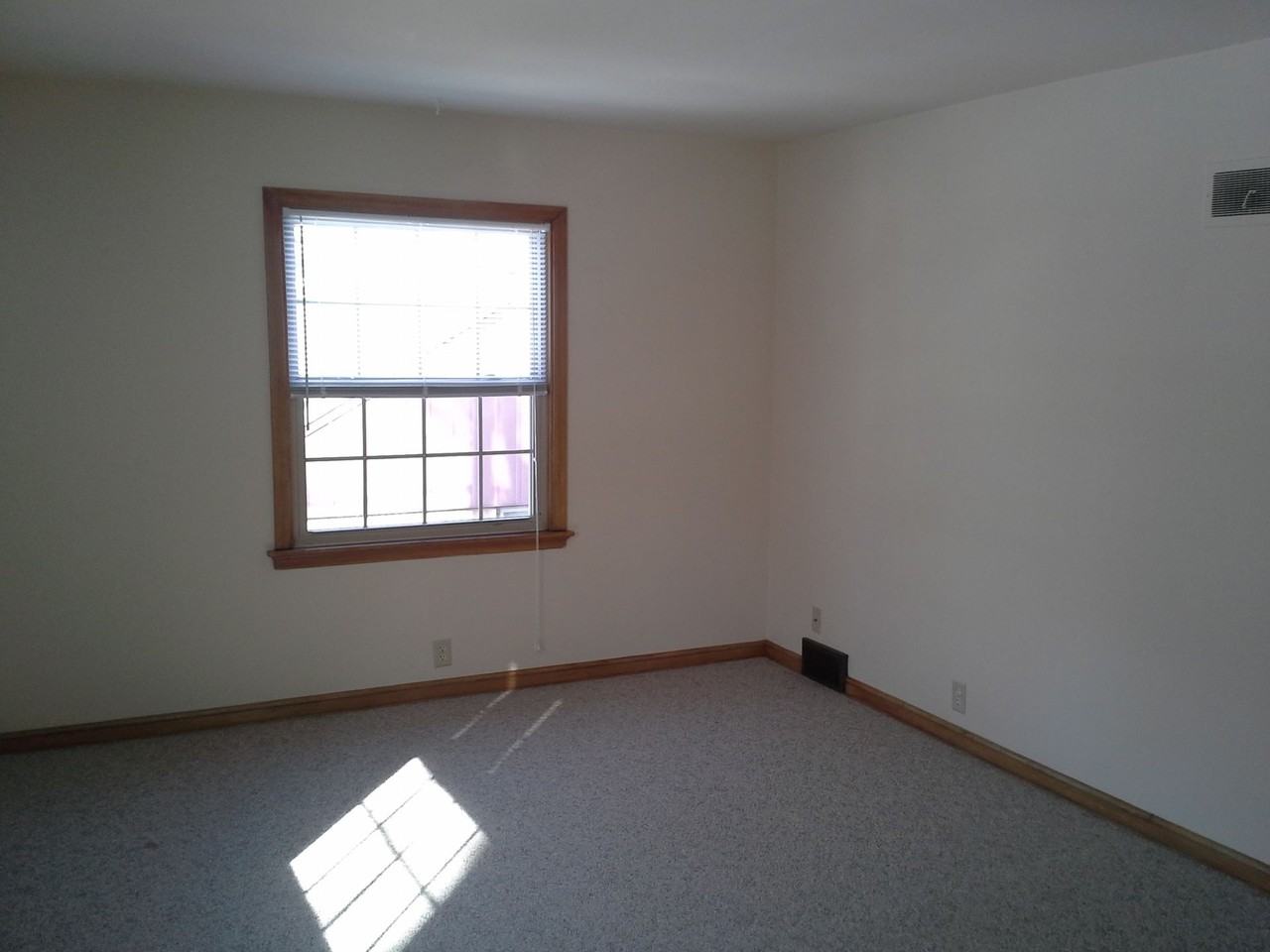Spacious 1 BR Apt Home in 4 family building in Wauwatosa - Photo 3 of 26