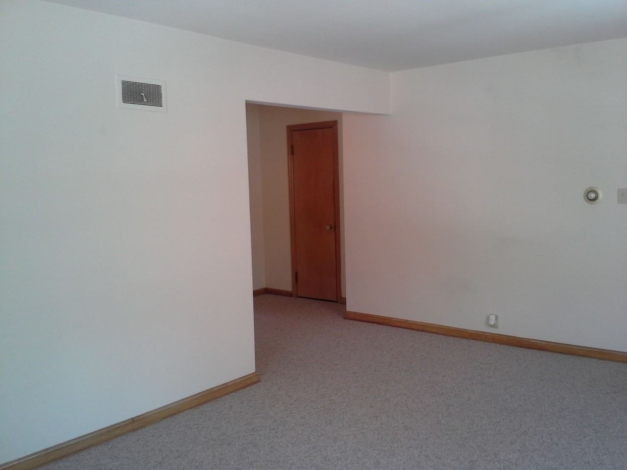 Spacious 1 BR Apt Home in 4 family building in Wauwatosa - Photo 4 of 26