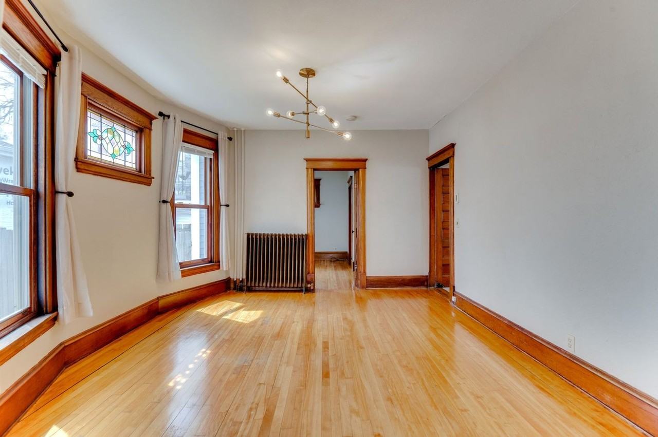 2706 Fremont Ave S - Photo 4 of 28