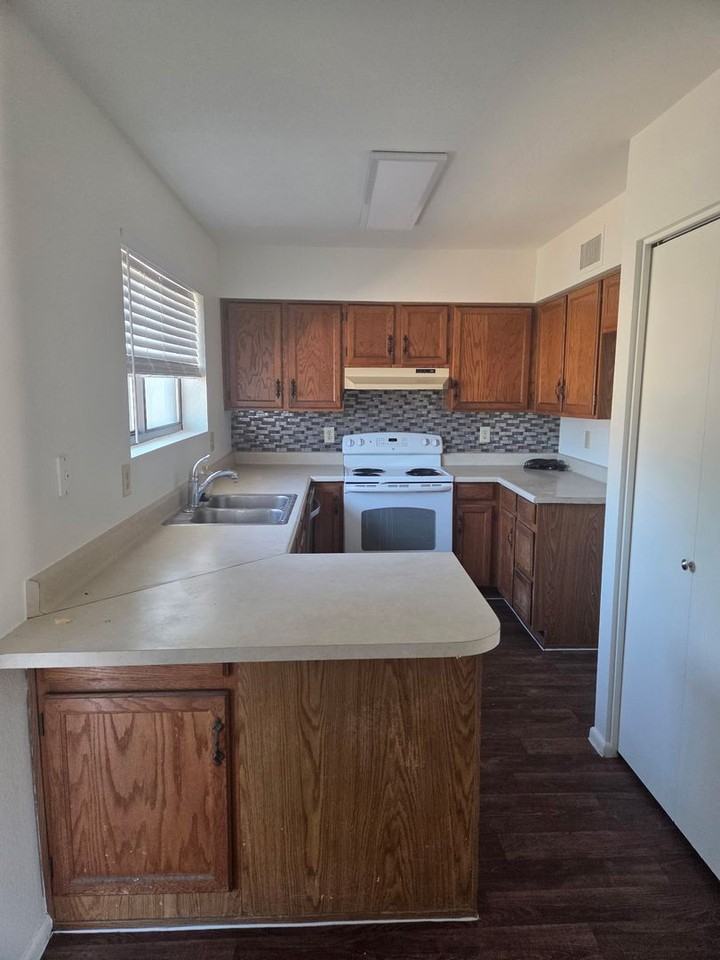 4942 E Enrose St - Photo 4 of 10