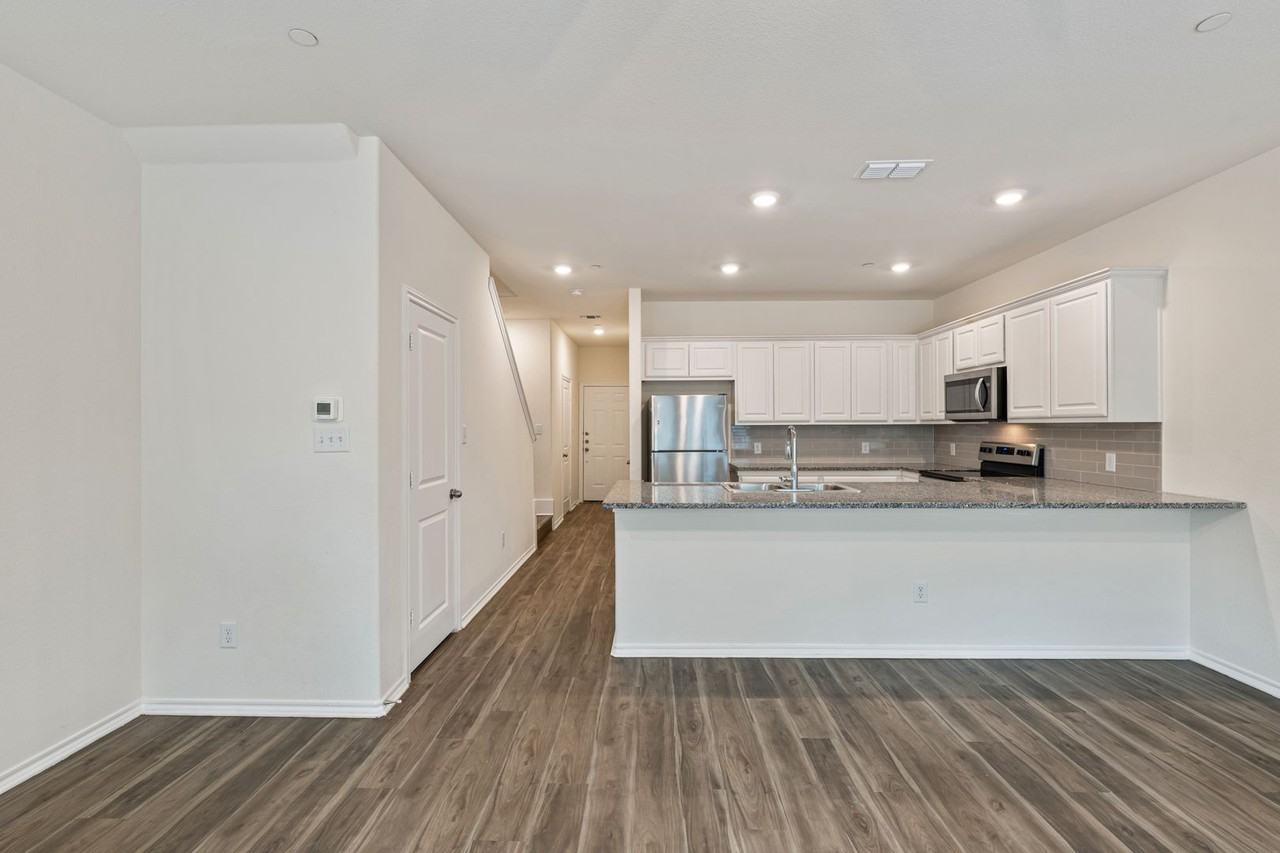 805 S 6th St #1 - Photo 5 of 32