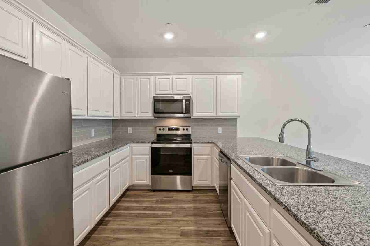 805 S 6th St #1 - Photo 7 of 32