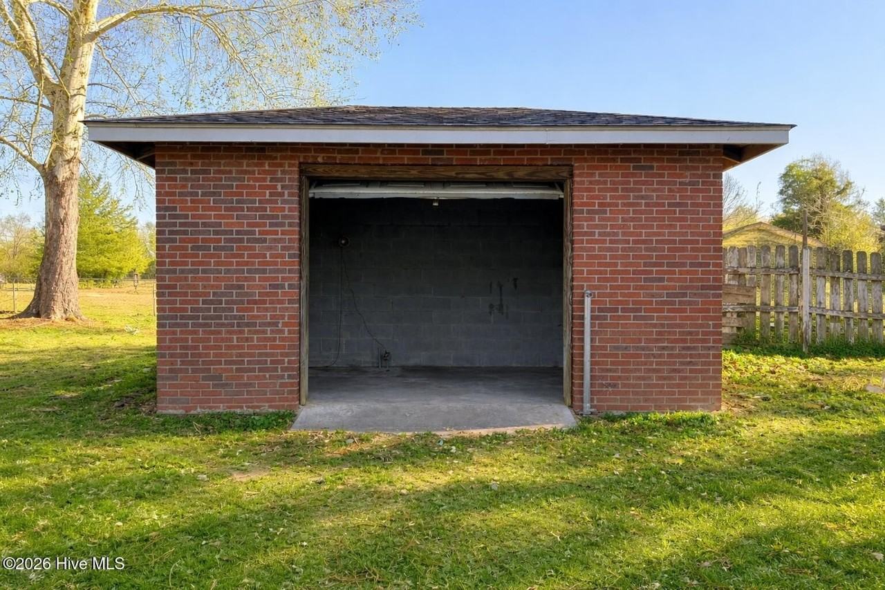 721 Bell Williams Rd - Photo 2 of 19